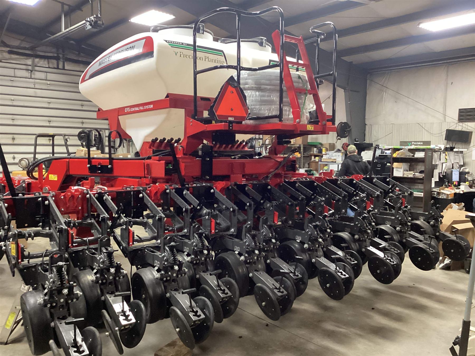 AGCO Massey — 15" — 24R — Component and mounting detail
