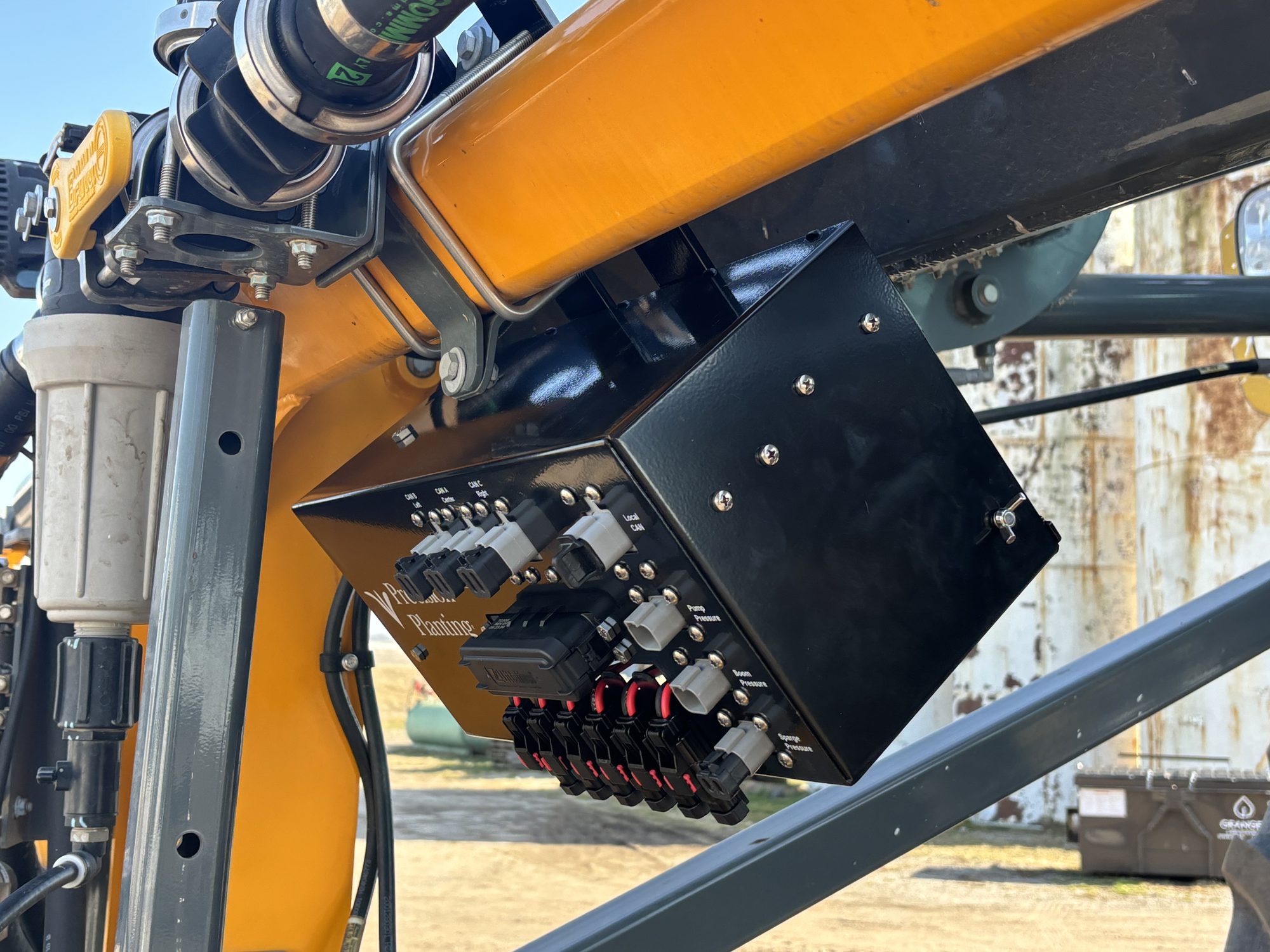 Hagie STS12 — Installation close-up