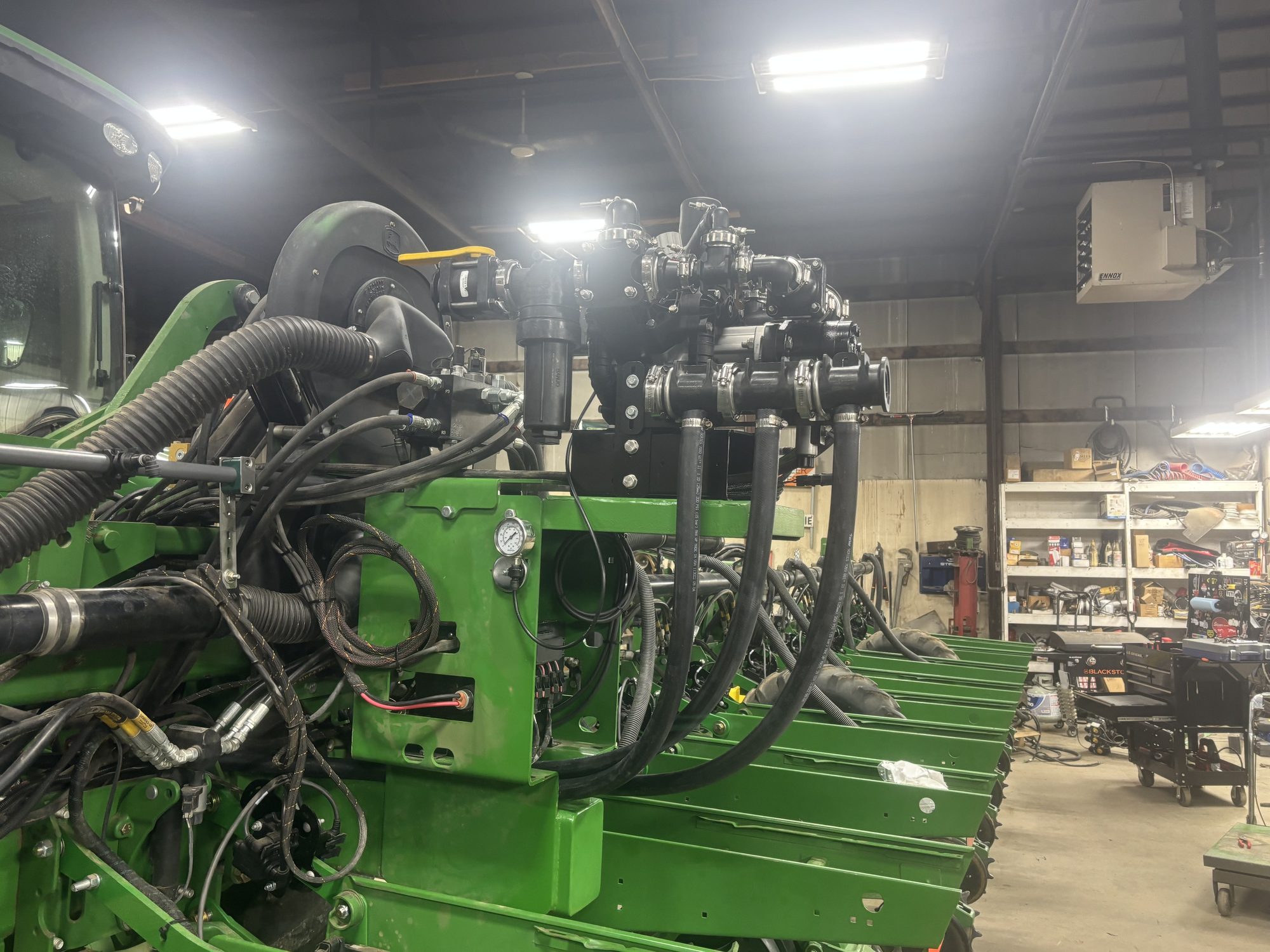 John Deere 1770NT — 30" — 24R — Component and mounting detail