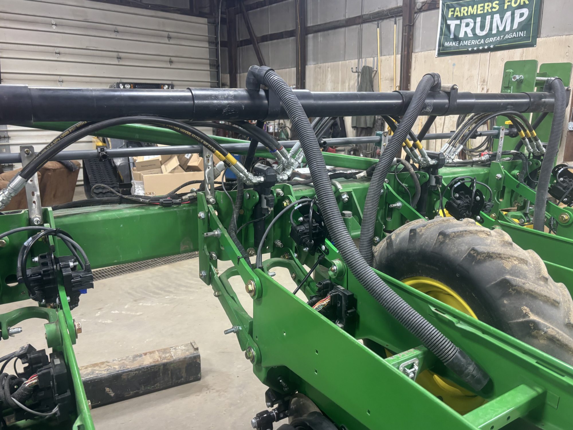 John Deere 1770NT — 30" — 24R — Installation close-up