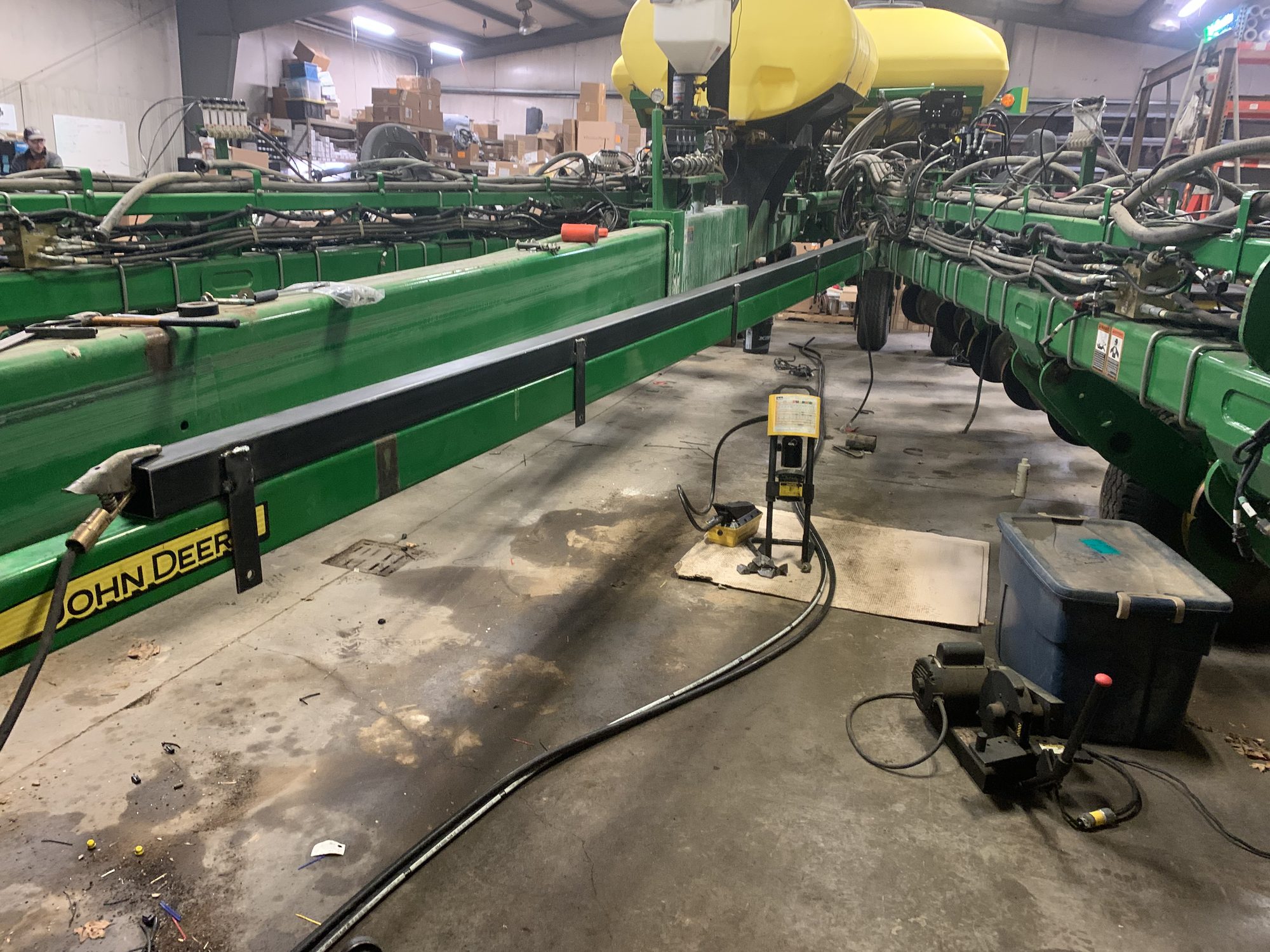 John Deere 1770NT — 30" — 24R — Component and mounting detail