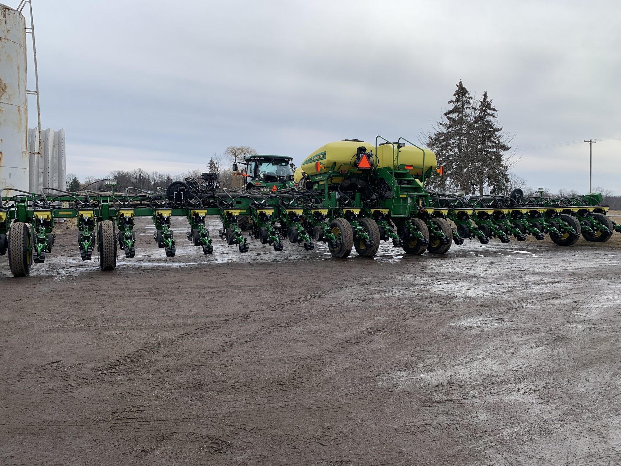 John Deere 1770NT — 30" — 24R — Full-width equipment view