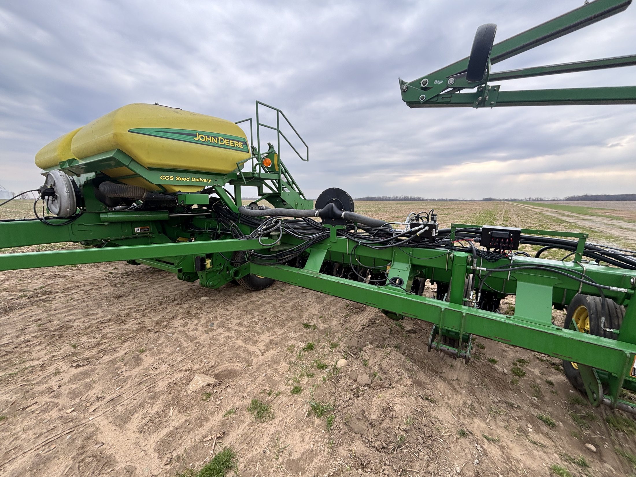 John Deere 1790 — 20" — 24R — Main system installation detail