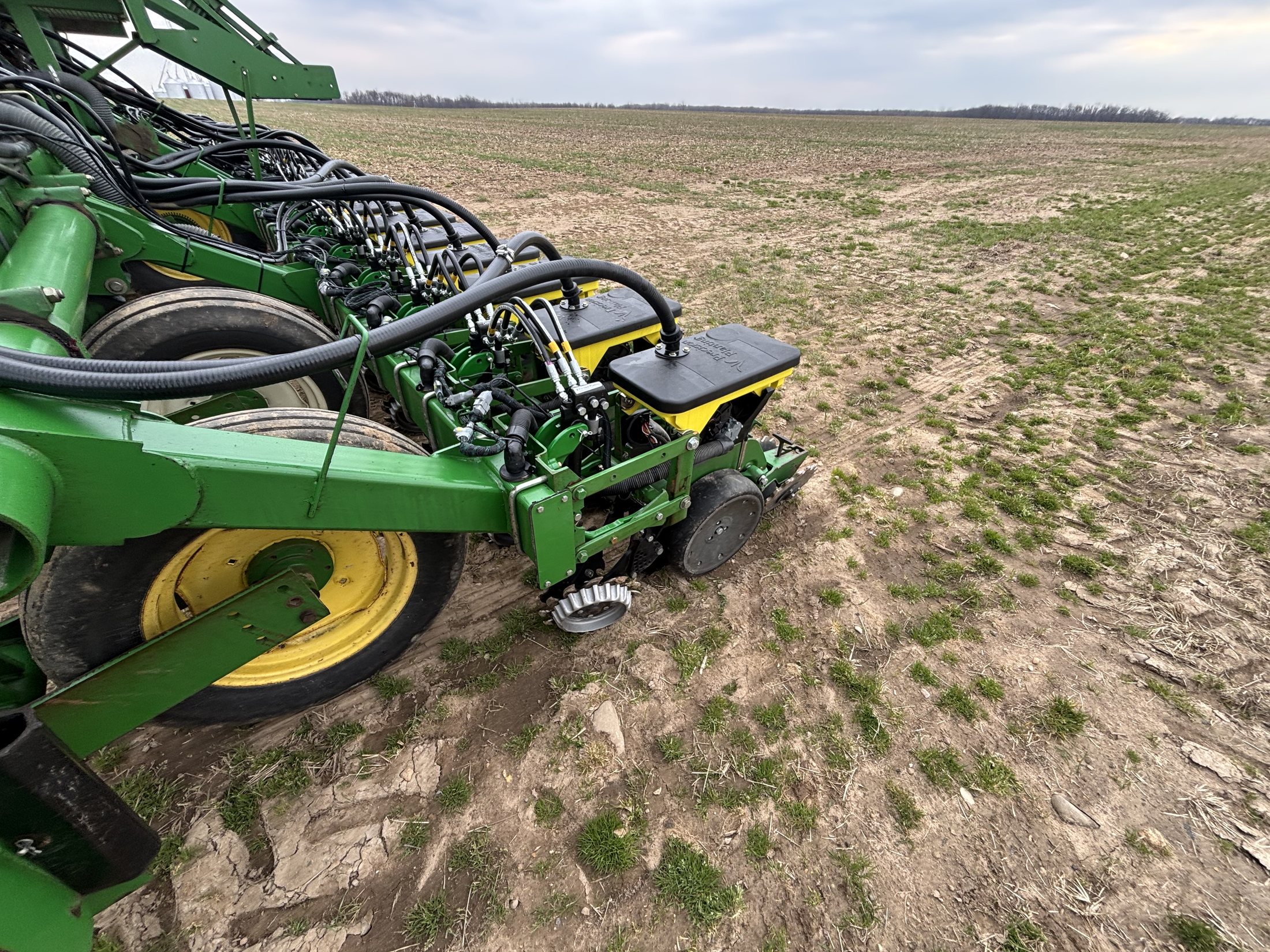 John Deere 1790 — 20" — 24R — Component and mounting detail