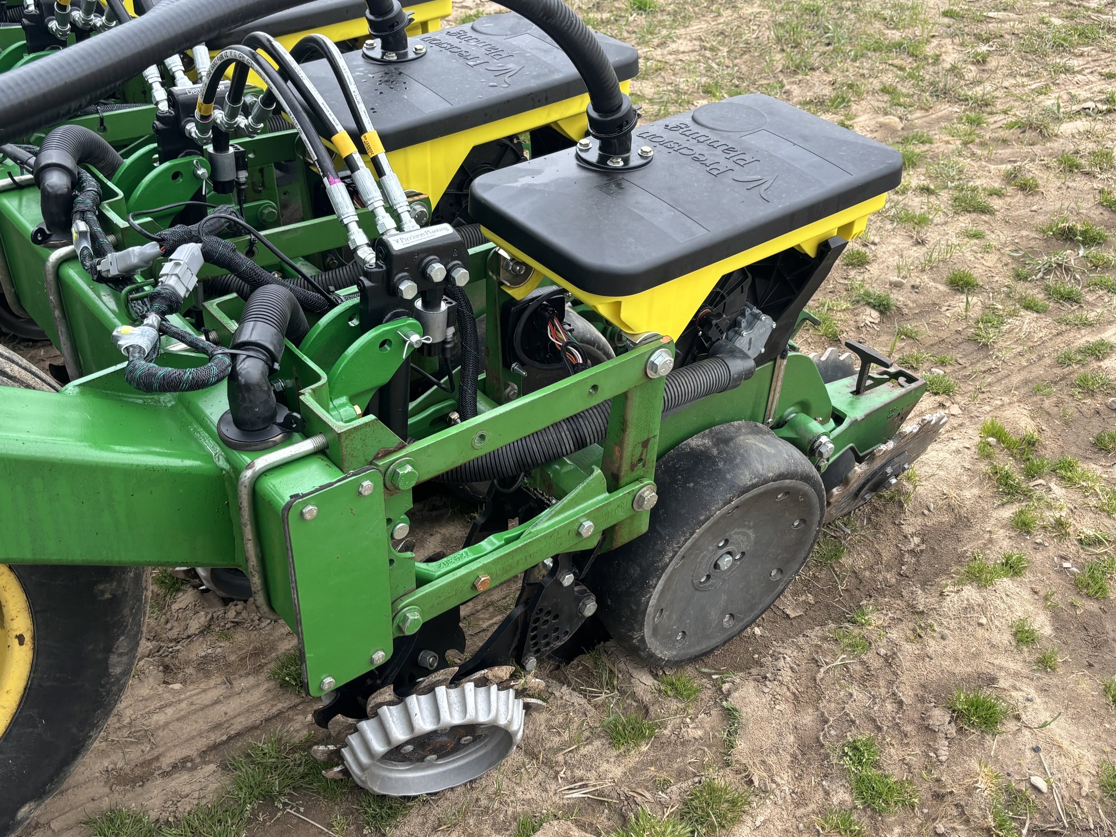 John Deere 1790 — 20" — 24R — Installation close-up