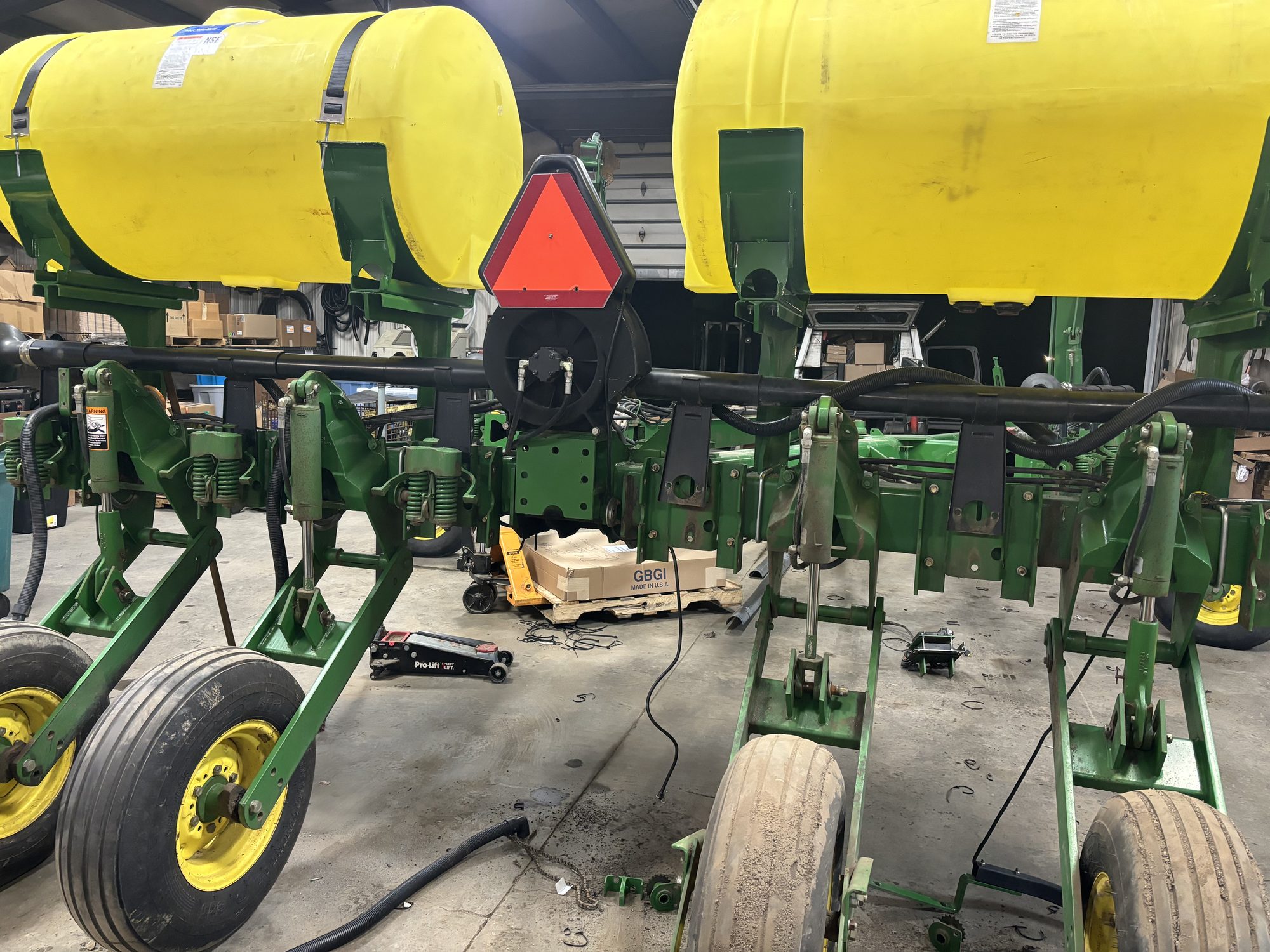 John Deere 7200 — 30" — 12R — Main system installation detail