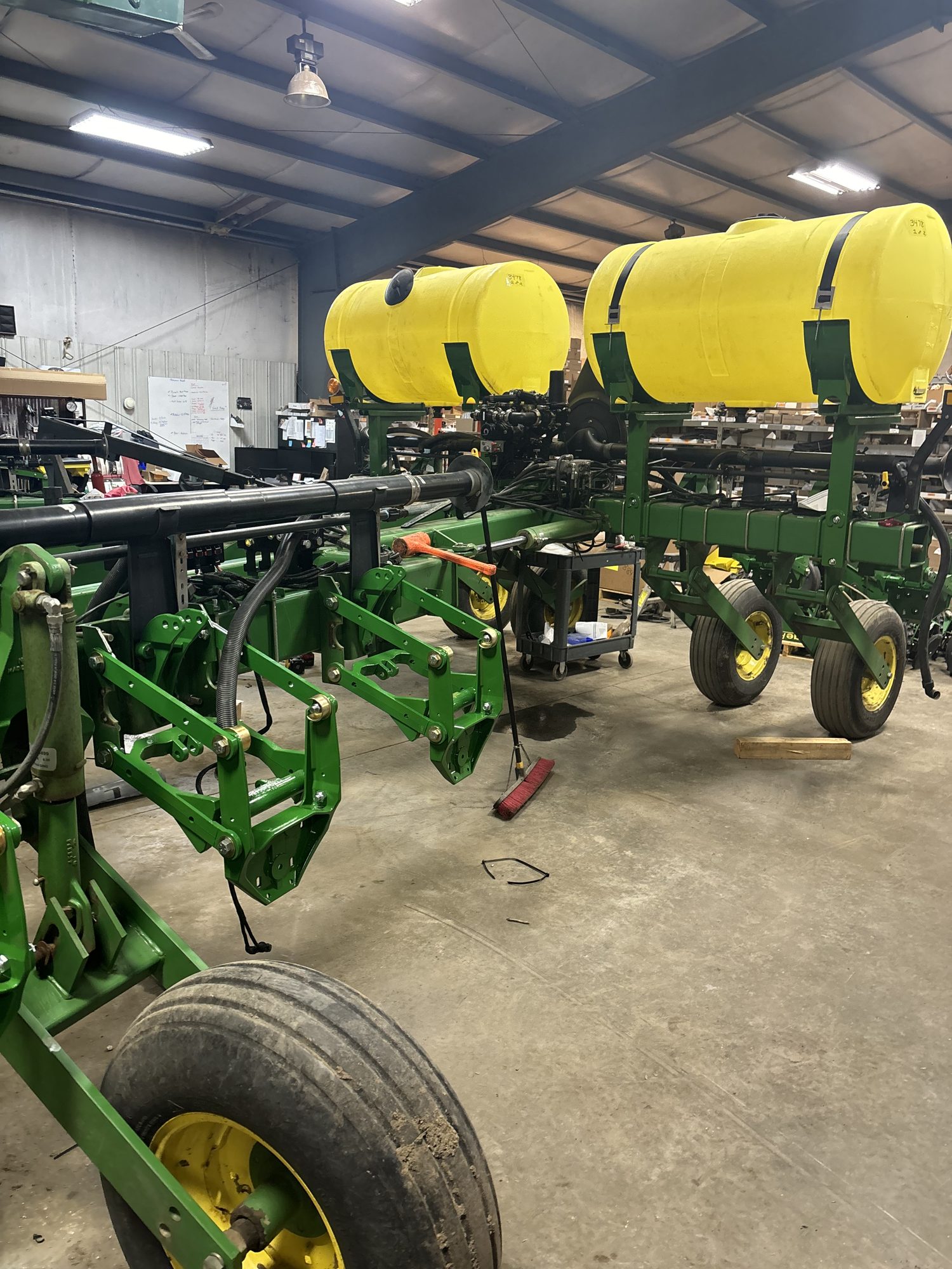 John Deere 7200 — 30" — 12R — Component and mounting detail