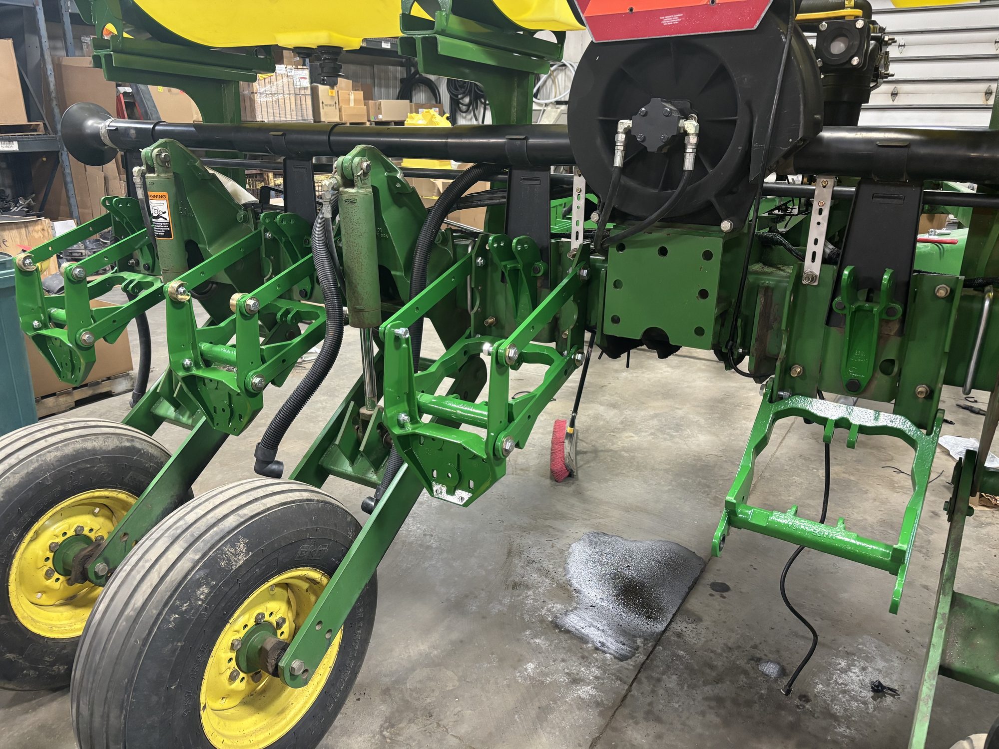 John Deere 7200 — 30" — 12R — Installation close-up