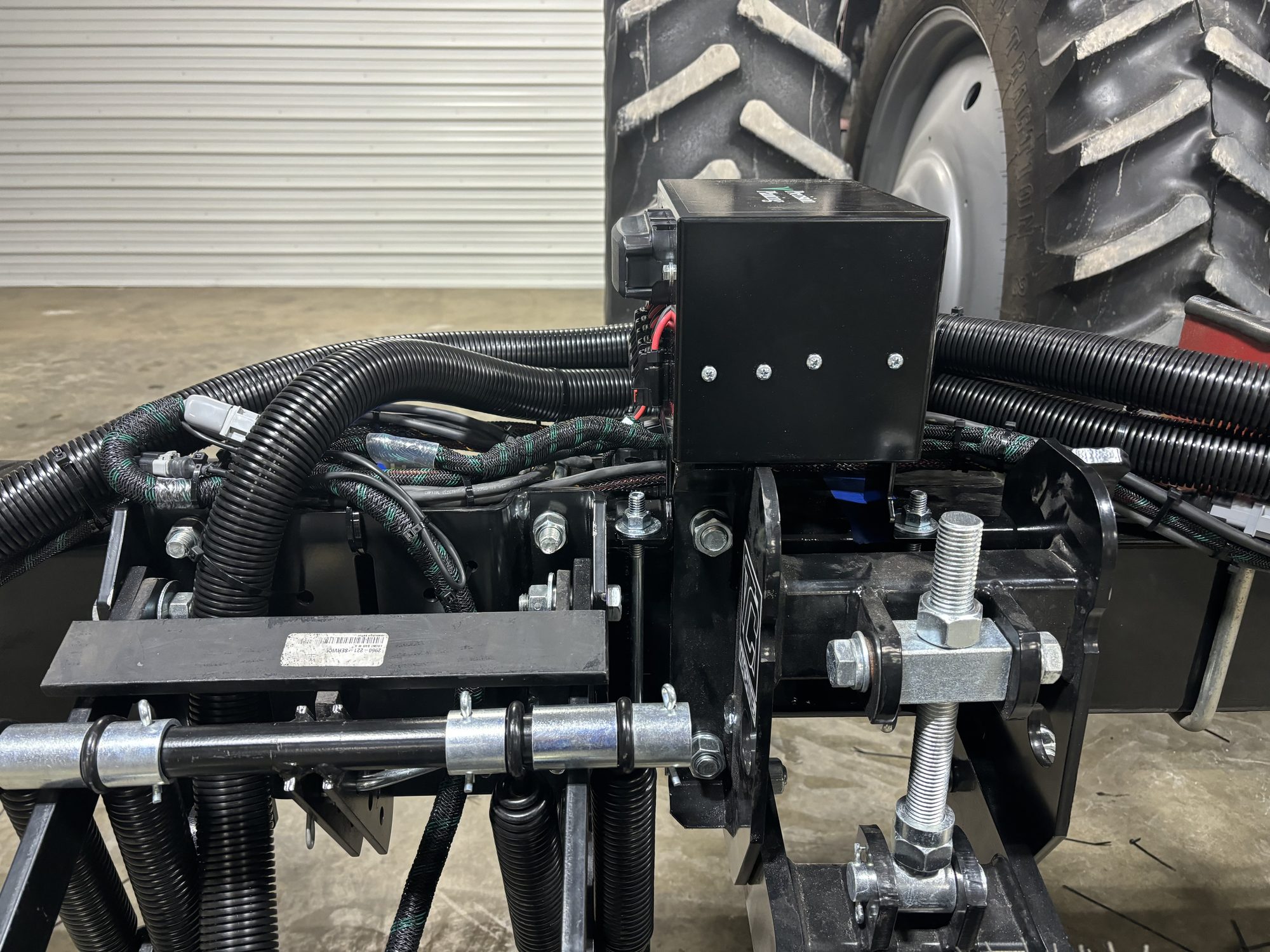 TC Machine Male-Row — 6R Custom Bar — Component and mounting detail