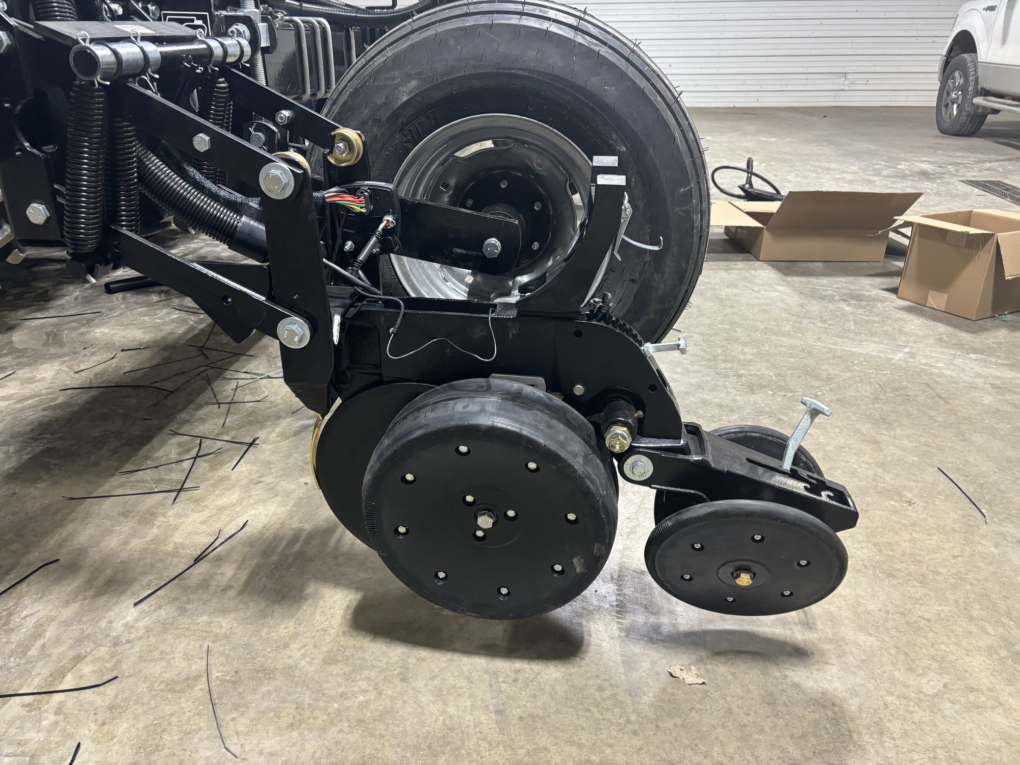 TC Machine Male-Row — 6R Custom Bar — Full-width equipment view