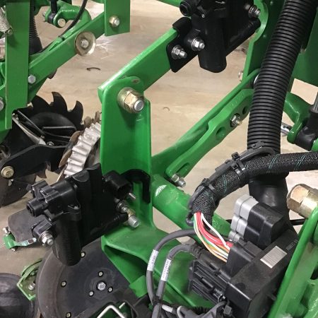 A row-unit set-up with two vApply HD modules. The module on the parallel arm will control the In-furrow.